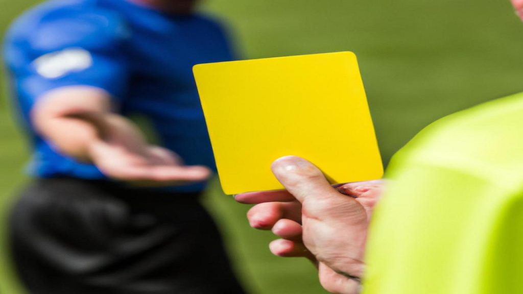 Co oznacza żółta kartka w piłce nożnej?