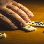 Jakie są zasady gry w domino?